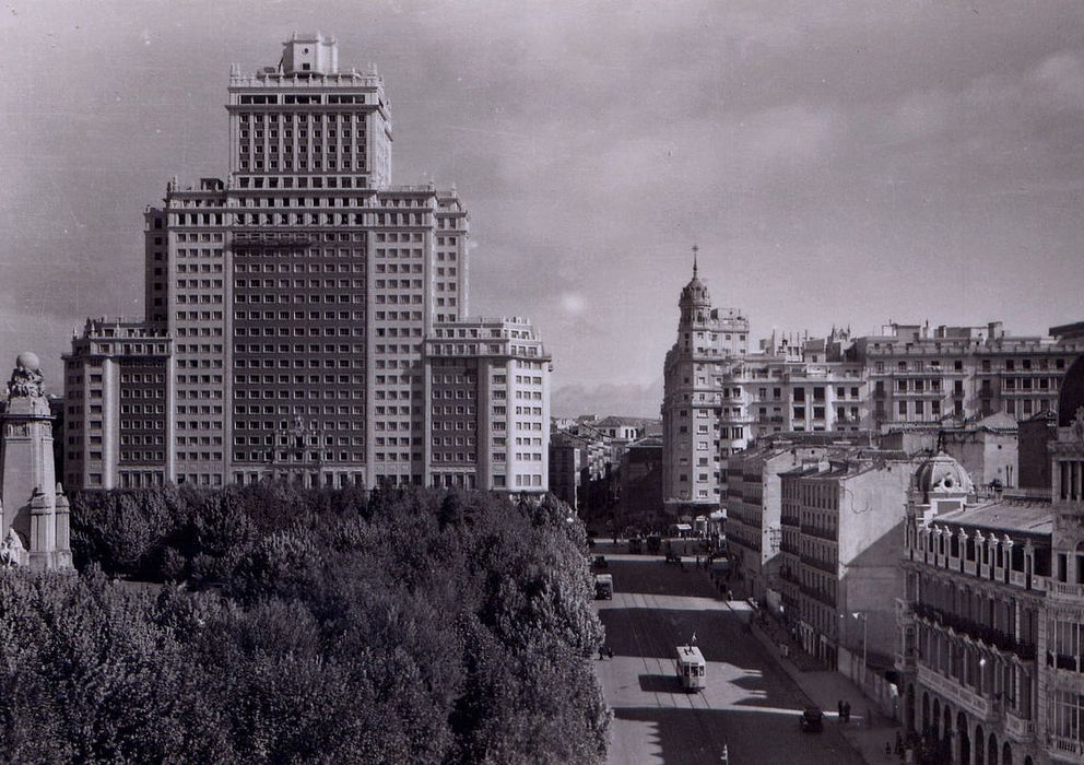 Foto: El Edificio España en los años 50 (foto: Anual-Wikipedia)