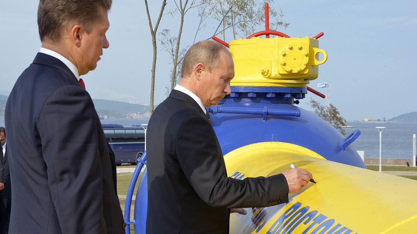Putin firmando un gasoducto en presencia del CEO de Gazprom (REUTERS/Y.Maltsev)
