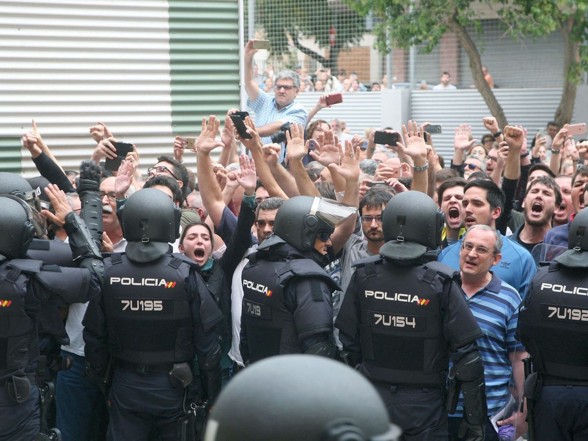 Foto: Cordón policial en Tarragona el 1 de octubre de 2017. (EFE)