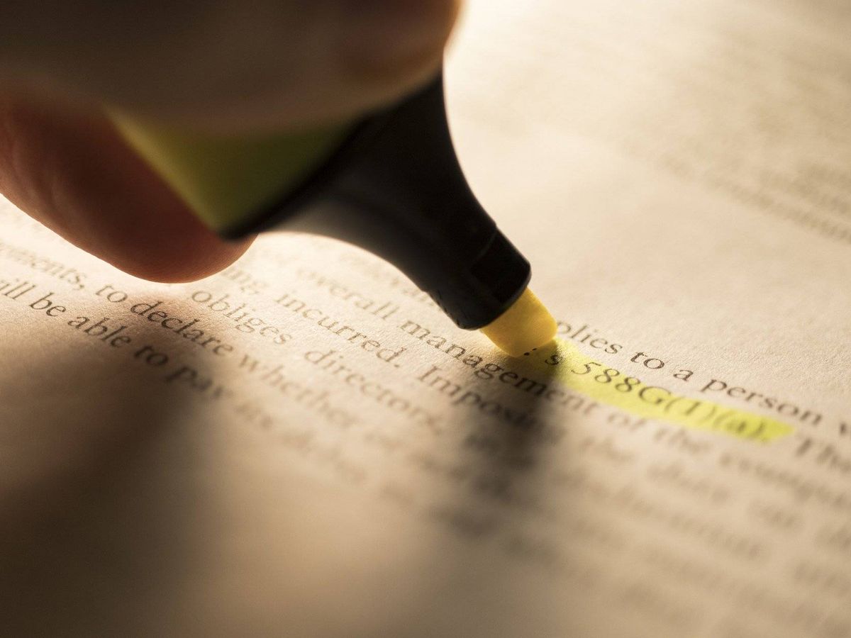 Foto: Un estudiante subraya un texto jurídico. (Pixabay)