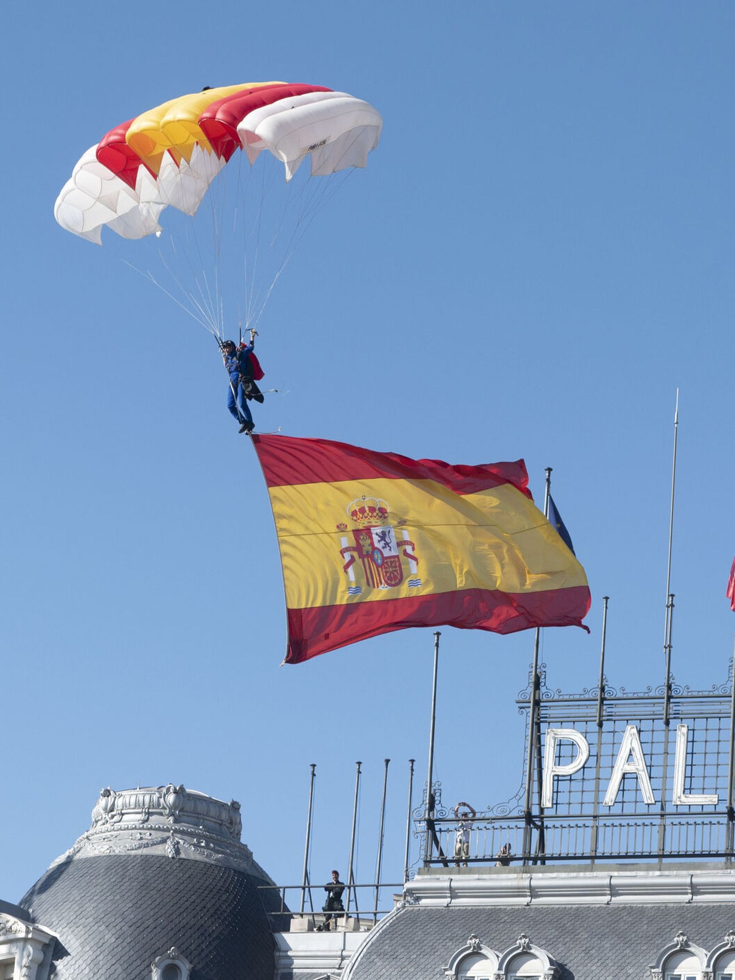 La cabo María del Carmen Gómez Hurtado ha sido la primera mujer paracaidista en liderar el desfile del 12-O con la bandera de España. (Europa Press)