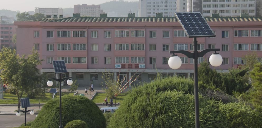 Placas solares en el centro de pyongyang (Daniel méndez)