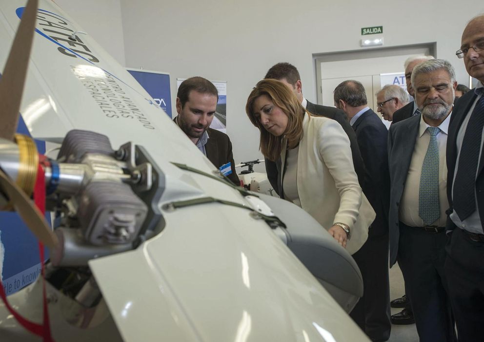 Foto: La presidenta de la Junta, Susana Díaz (c), recibe explicaciones sobre un prototipo en el centro de vuelos experimentales ATLAS inaugurado en Jaén. (EFE)