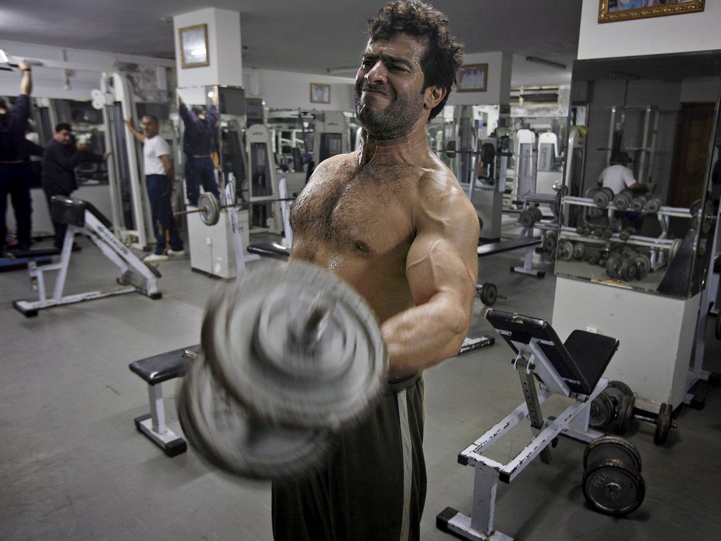 Un hombre levanta pesas en un gimnasio. Foto: EFE/Ali Ali