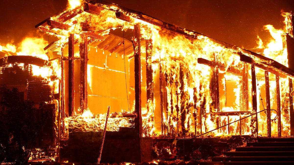 El gobernador de California declara la emergencia estatal por los incendios
