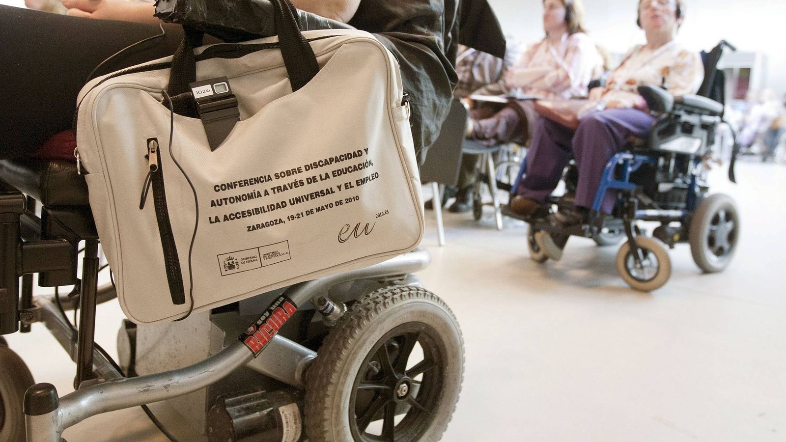 Foto: Asistentes a una conferencia sobre discapacidad celebrada en Zaragoza en 2010. (EFE)