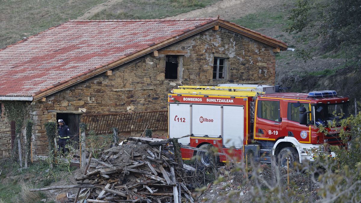 Dos personas de avanzada edad fallecidos en el incendio de un caserío en Ajangiz (Vizcaya)
