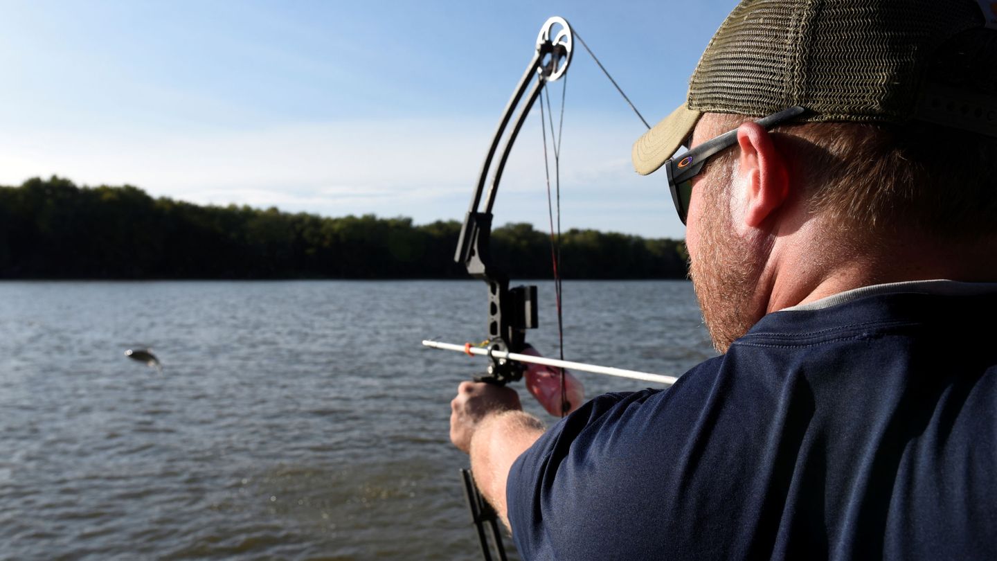 Pesca deportiva con arco y flecha de carpa asiática en EEUU. Reuters