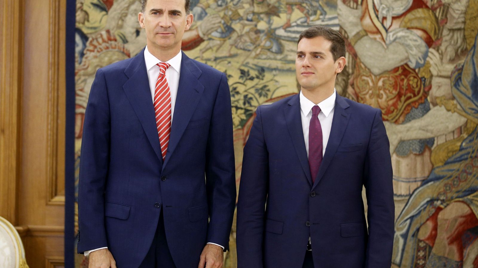 Foto: El Rey posa tras su reunión con el líder de C's, Albert Rivera. (Reuters)