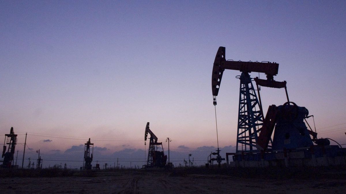 El petróleo vuela hasta un 8% al sorprender los grandes productores con recortes de bombeo 