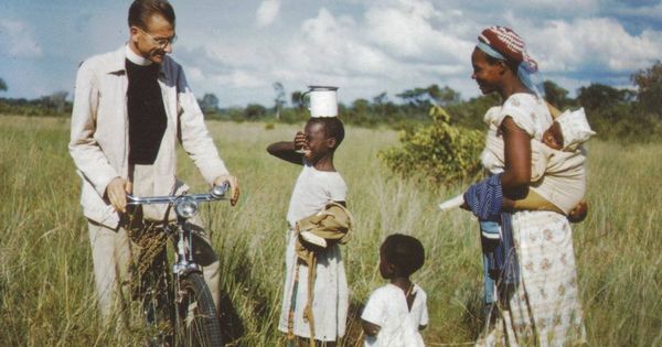 Foto: El misionero José García González en los años 60 en Rodesia, actual Zimbabue. (Proyecto Memoria Casa África)