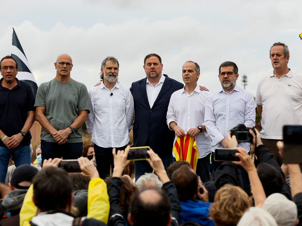Foto: Siete de los condenados en el juicio del 'procés', a su salida de prisión en junio de 2021. (EFE/Quique García)
