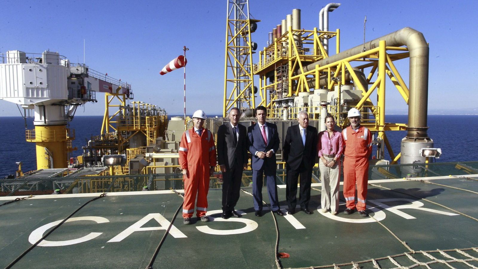 Foto: El ministro de Industria, José Manuel Soria (centro), visita las instalaciones del almacenamiento subterránero de gas Castor. (EFE)
