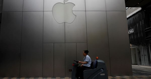 Foto: Una empleada trabaja en una tienda de Apple en Pekín, China. (Reuters)