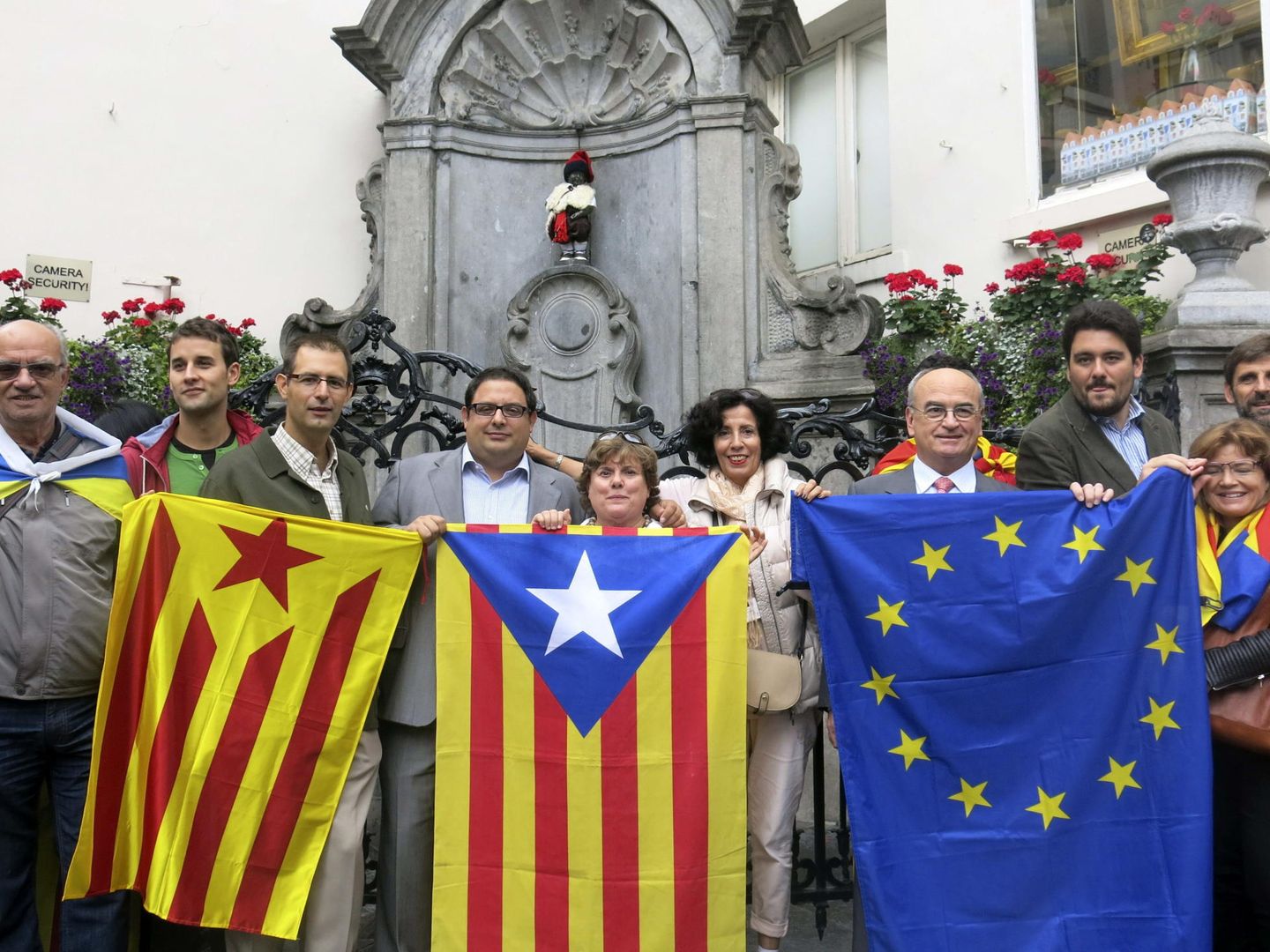Miembros del Casal Catalá de Bruselas, frente al Manneken Pis de Bruselas en 2014. (EFE)
