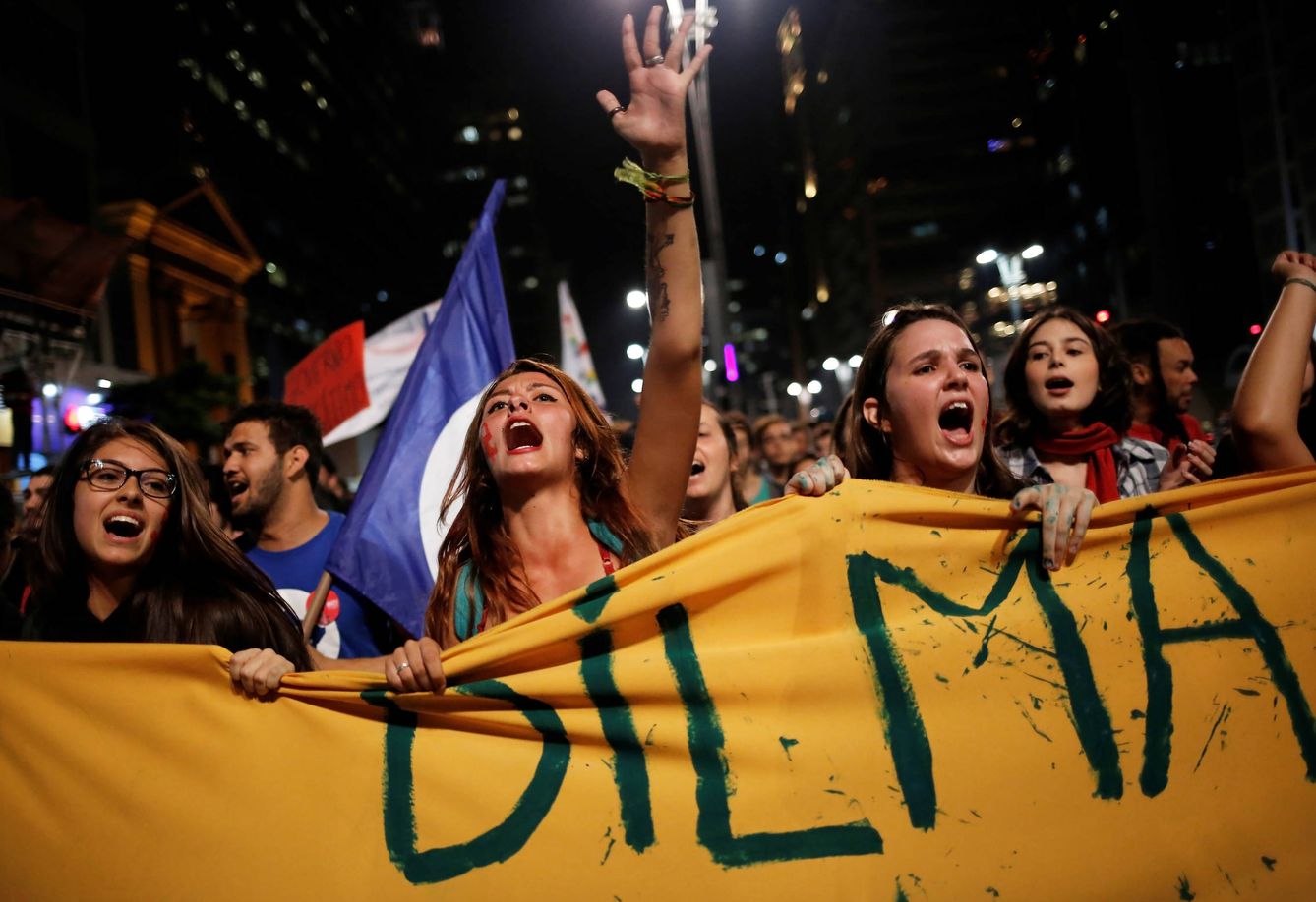 Foto: Brasileñas gritan consignas contra el presidente Temer y a favor de Dilma Rousseff durante una protesta en Sao Paulo, el 17 de mayo de 2016. (Reuters)