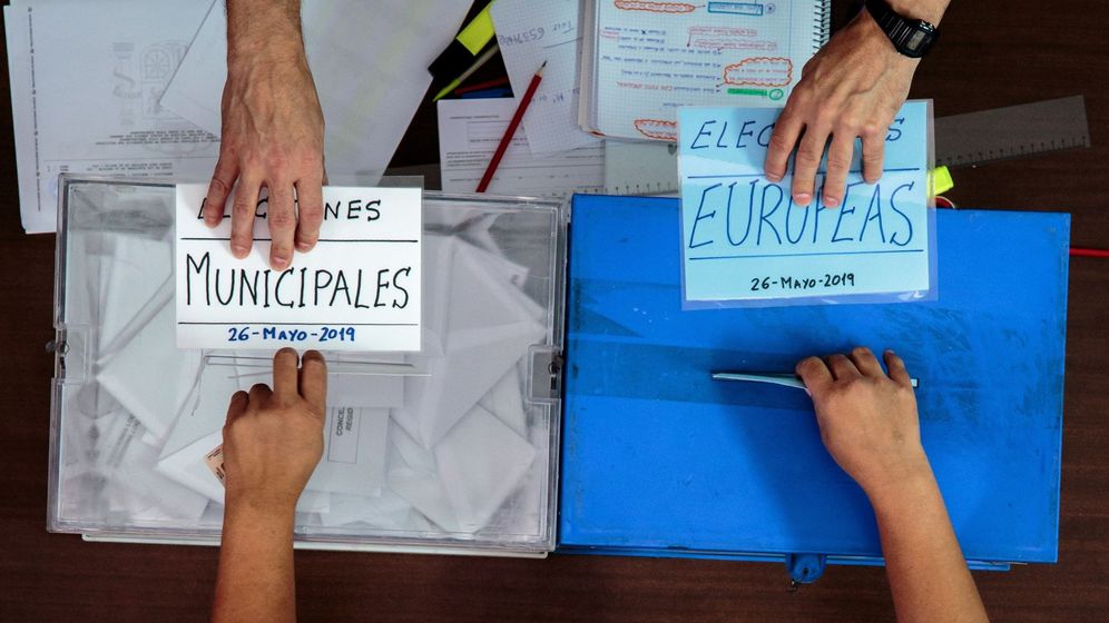 Foto: Una persona ejerce su derecho al voto este domingo durante las elecciones municipales y europeas. (EFE)
