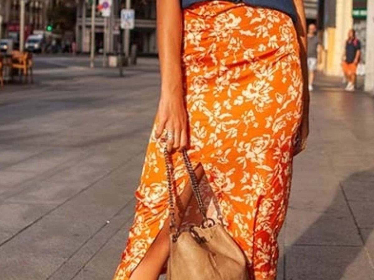 Foto: Esta falda midi demuestra que el naranja sigue de total tendencia. (Hug and Clau/Cortesía)