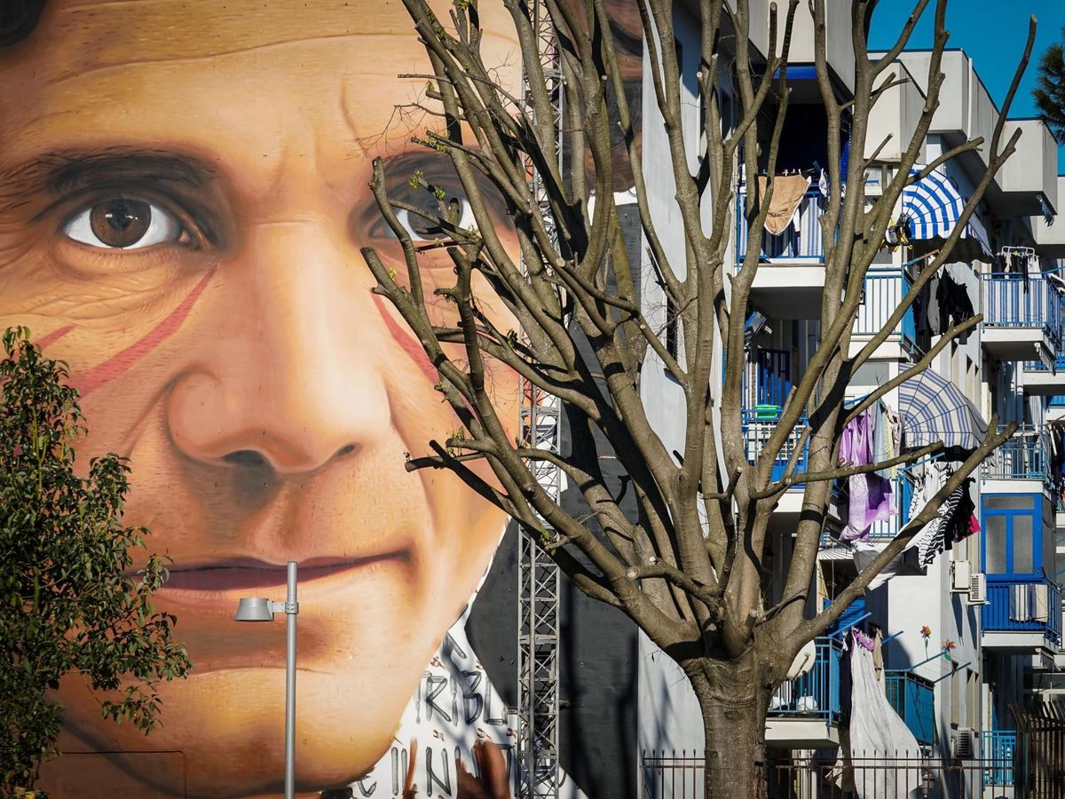 Foto: Mural en recuerdo de Pier Paolo Pasolini en Nápoles (EFE Cesare Abbate)