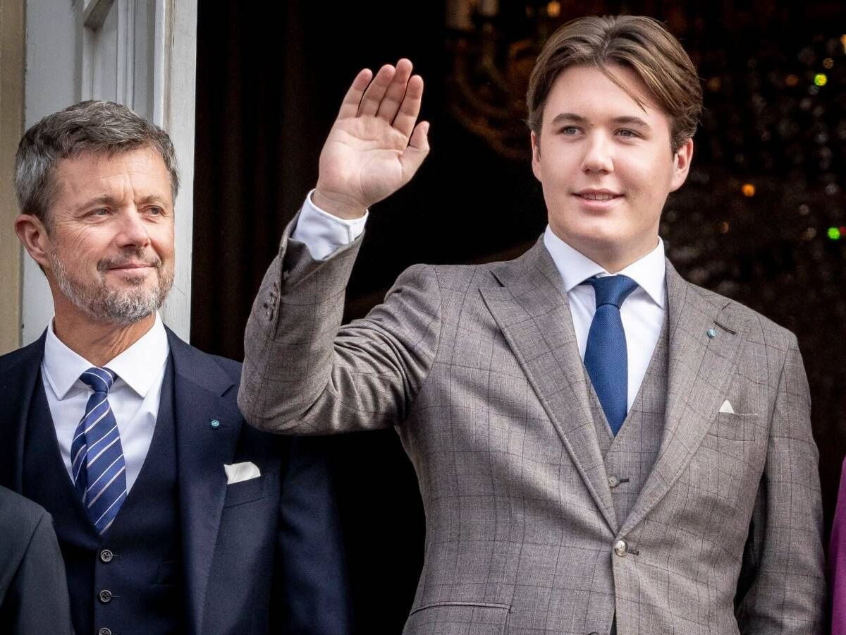 Foto: El príncipe Federico de Dinamarca junto a su hijo Christian. (EFE/Mads Claus Rasmussen)