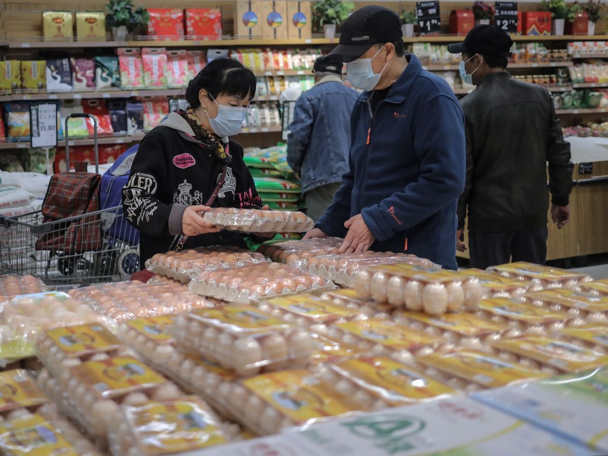 Foto: Un grupo de personas comprando en China. (EFE)