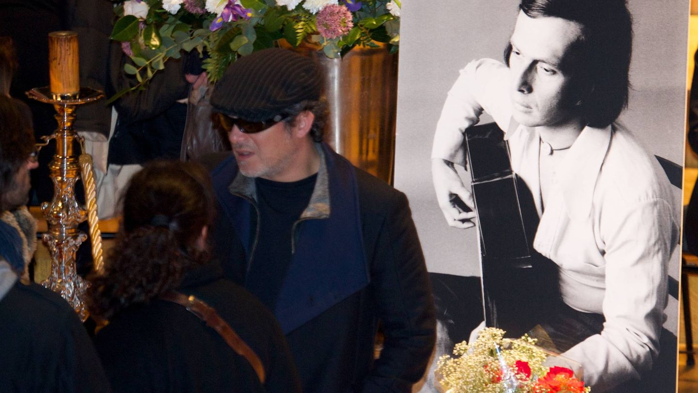 Alejandro Sanz, con gorra y gafas, en el último adiós a Paco de Lucía. (Getty)