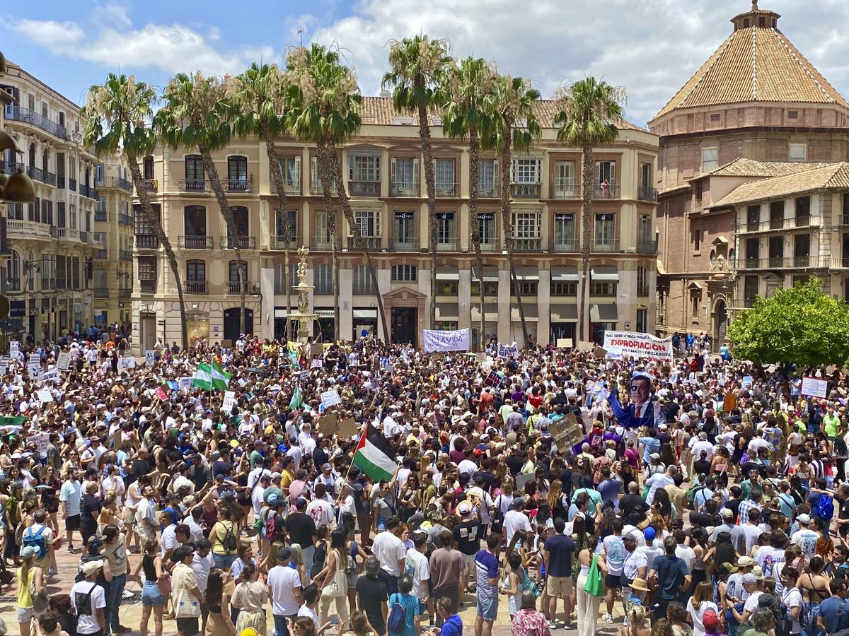 Foto: Imagen de la manifestación de este sábado, cuyo lema era "Málaga para vivir, no para sobrevivir". (EFE/María Alonso)