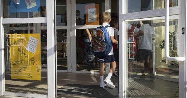 Foto: Varios niños a su llegada al colegio en el primer día del curso escolar 2016-2017. (EFE)