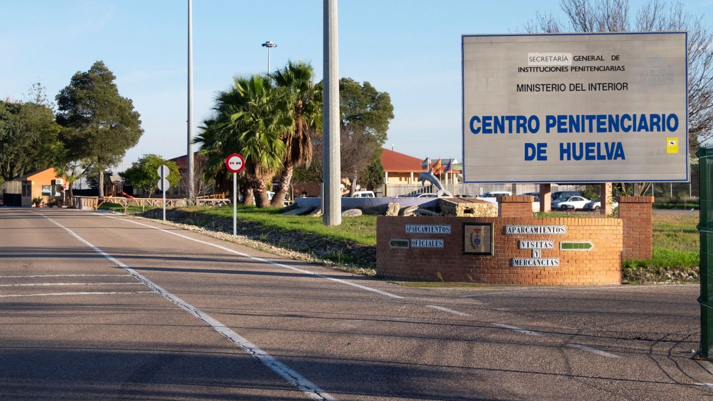 Vista de la entrada de la cárcel de Huelva. (EFE/Julián Pérez)