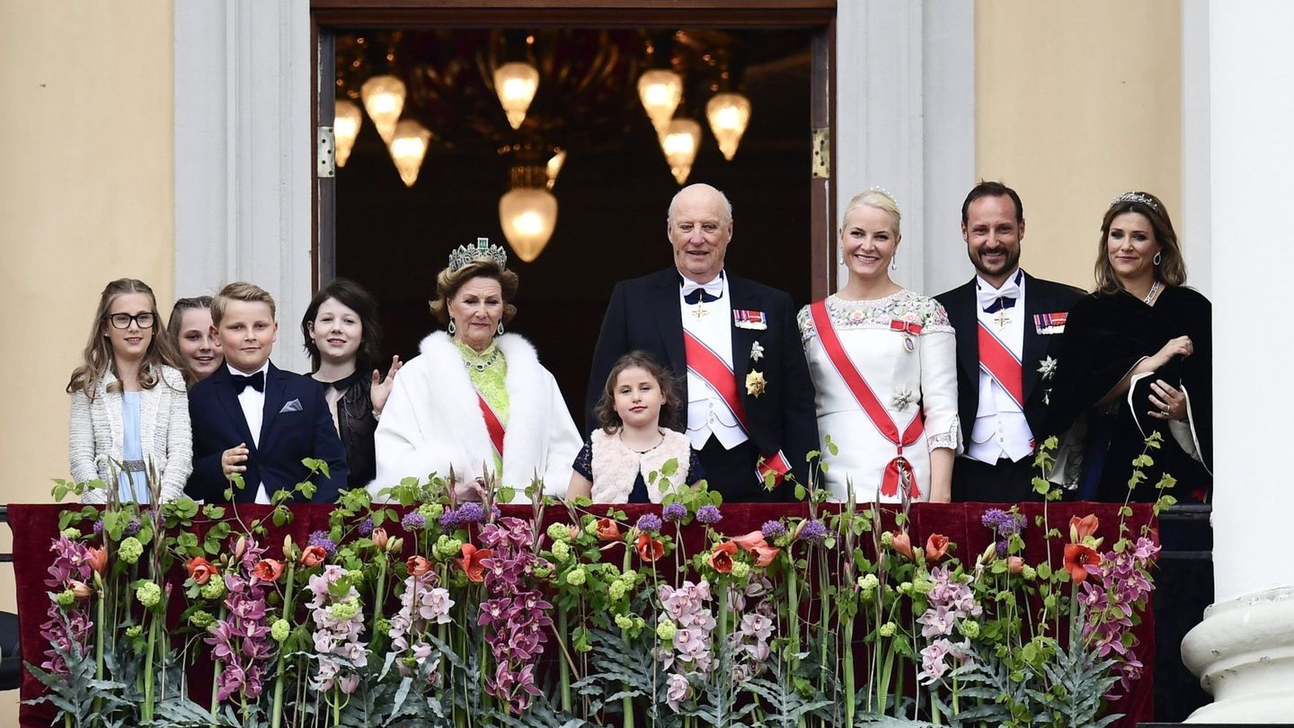 Una imagen de la familia real noruega desde el balcón del Palacio Real de Oslo en 2017. (EFE/Jon Olov Nesvold)