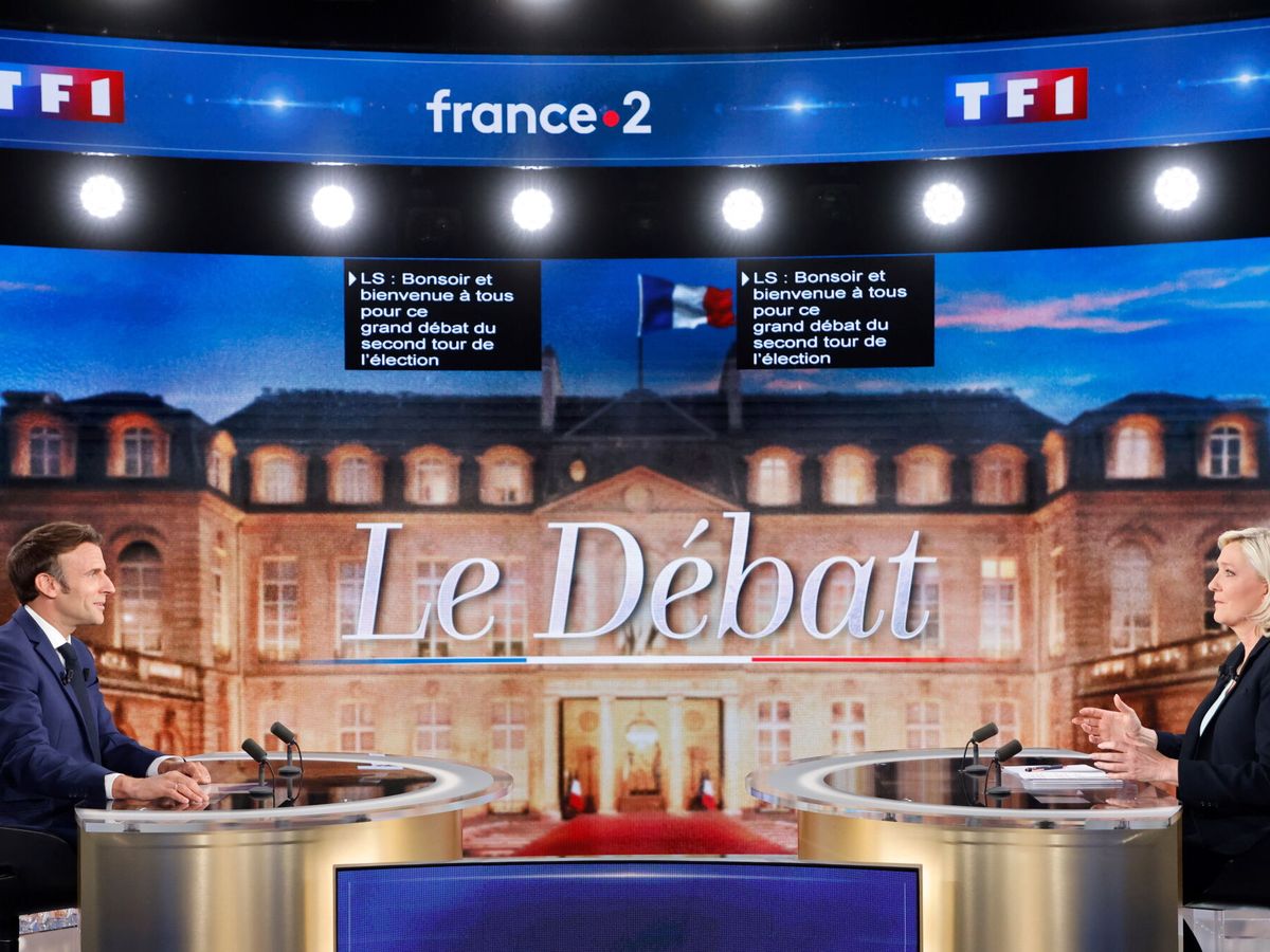 Foto: Macron y Le Pen, frente a frente en el plató del debate. (EFE/EPA/Pool/Ludovic Marin)