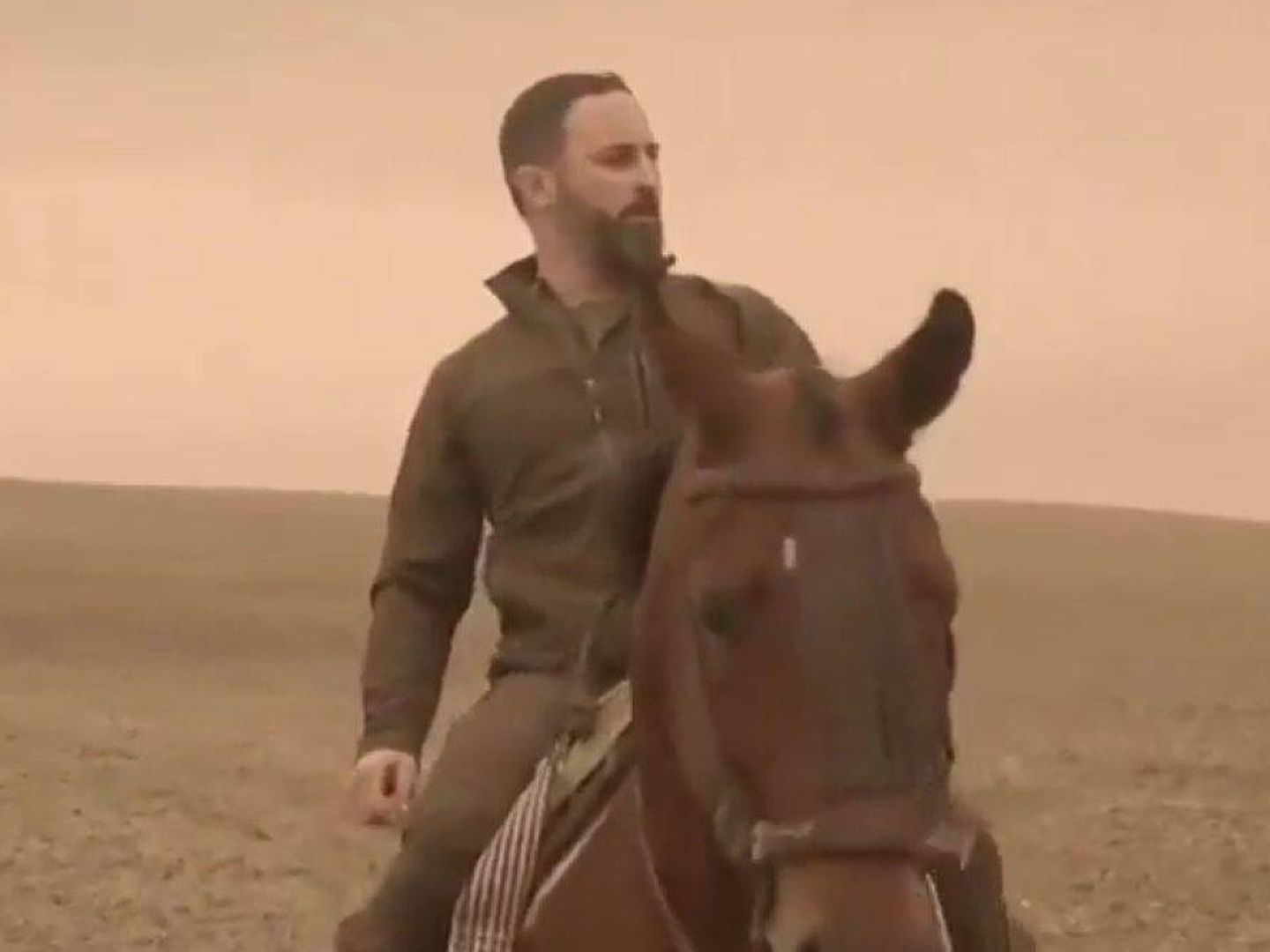 Santiago Abascal a caballo en un vídeo promocional de Vox. (Video de Vox)