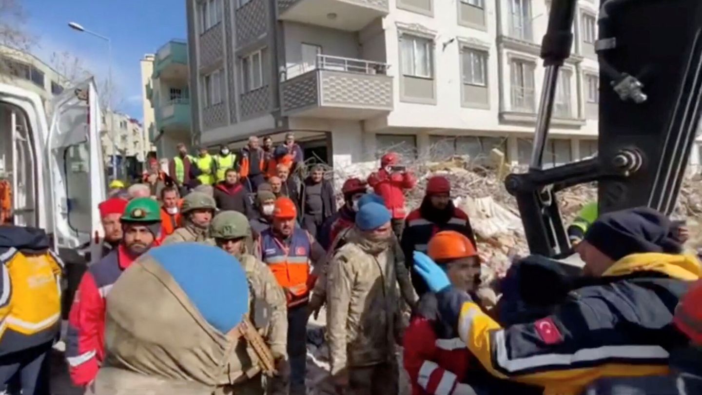 Una mujer rescatada tras 226 horas en los escombros. (Reuters)