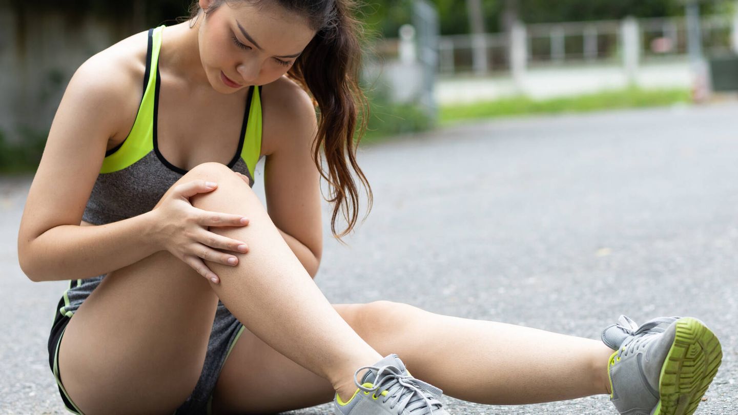 El dolor de rodilla y tobillo suele ser uno de los síntomas más comunes de la artritis idiopática juvenil.