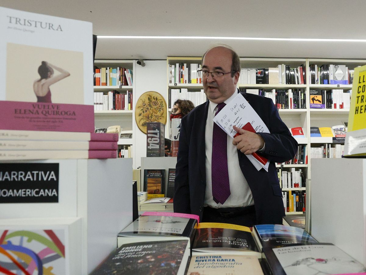 Foto: El ministro Miquel Iceta, en la librería Ramón Llull de Valencia (EFE) 