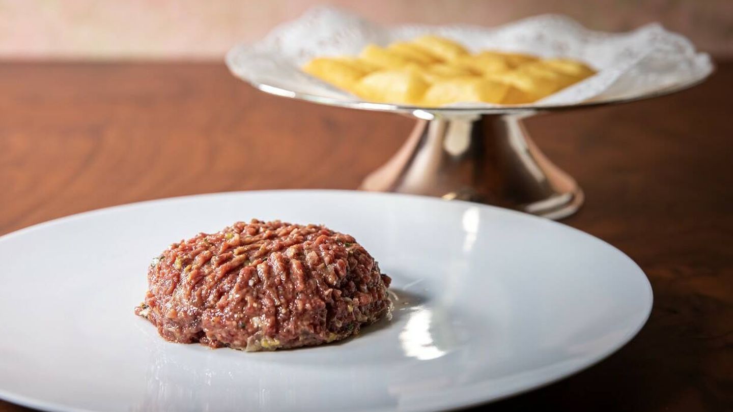 Steak tartar de Zalacaín con sus patatas suflé. (Cortesía)