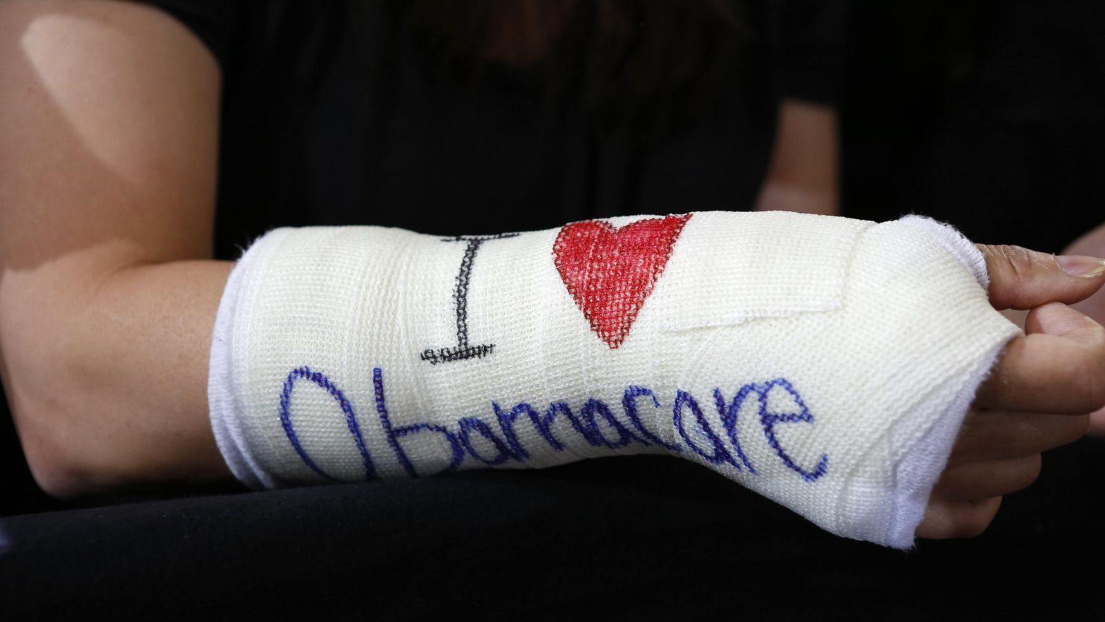 Foto: Una mujer con una escayola, a favor del Obamacare (Reuters)