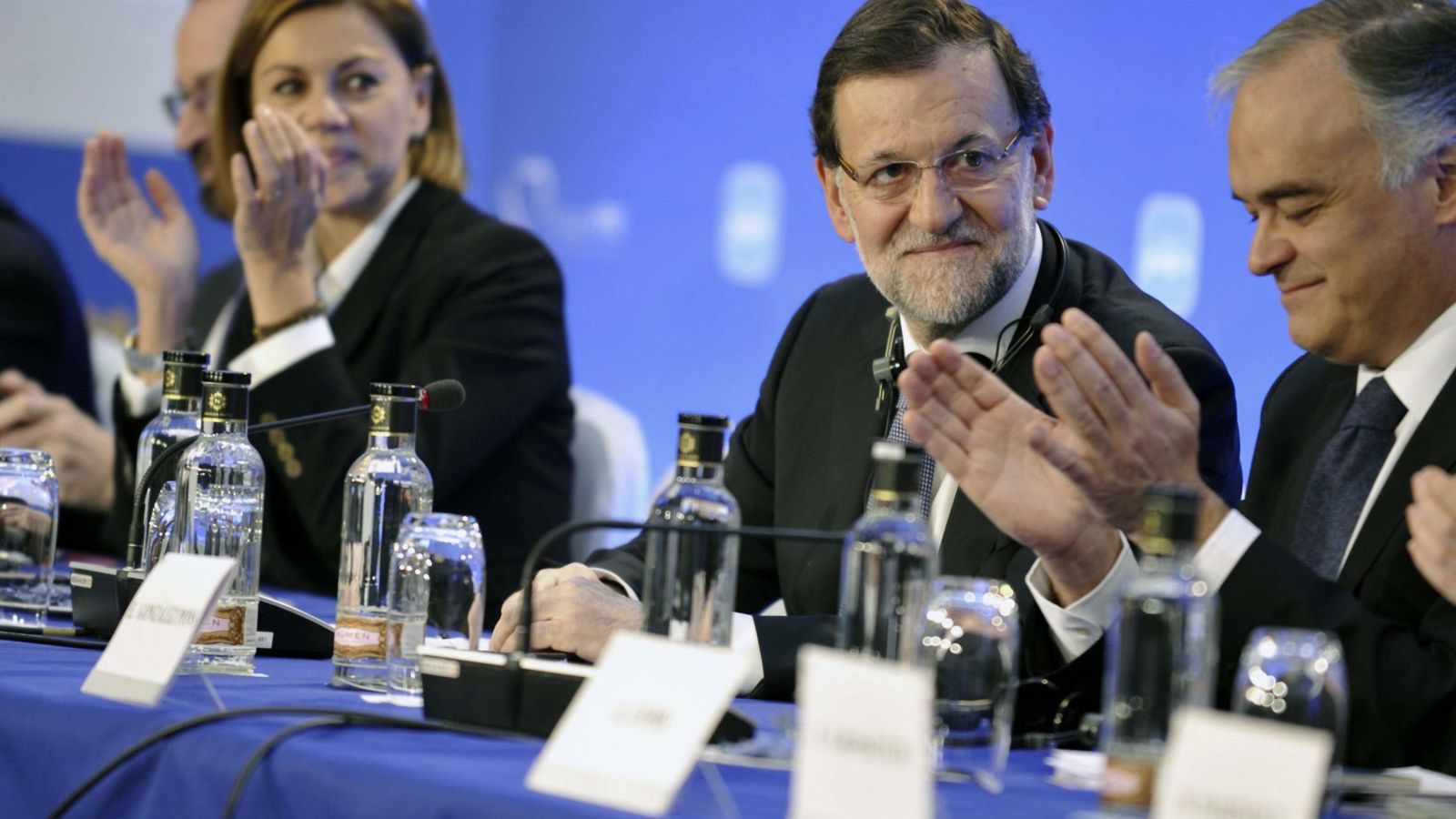 Foto: El presidente del Gobierno, Mariano Rajoy (c), junto al vicesecretario general de Estudios y Programas del PP, Esteban González Pons (d), y la secretaria general, María Dolores de Cospedal.