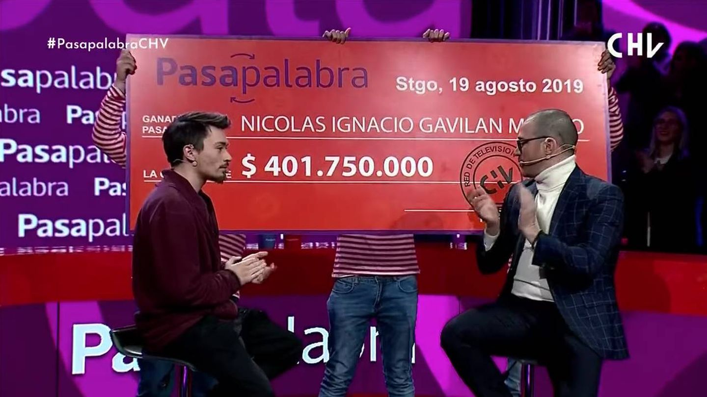 Cheque simbólico que 'Pasapalabra' ha entregado a Nicolás Gavilán. (Chilevisión)