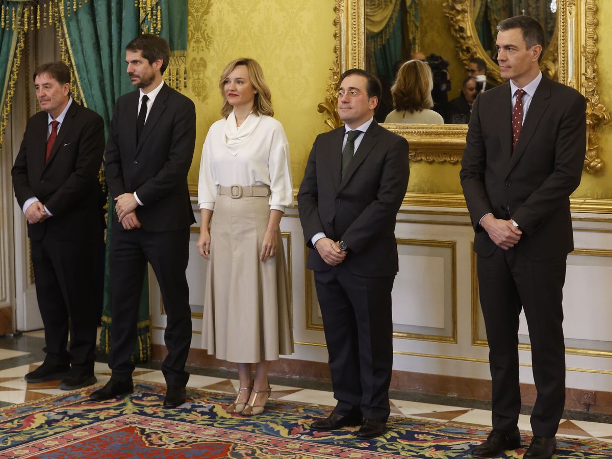 Foto: Pedro Sánchez, con Luis García Montero y los ministros Ernest Urtasun, Pilar Alegría y José Manuel Albares. (EFE/Mariscal)