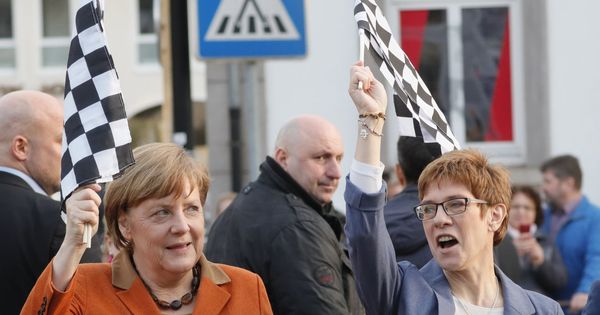 Foto: La canciller alemana, Angela Merkel, y la primera ministra del estado de Sarre, Annegret Kramp-Karrenbauer. (EFE)