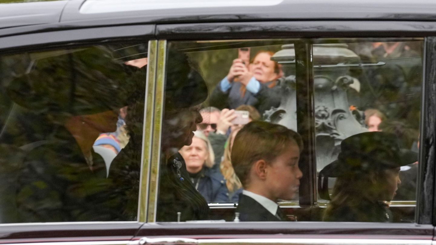 George y Charlotte, llegando a la abadía de Westminster. (Reuters/Maja Smiejkowska)