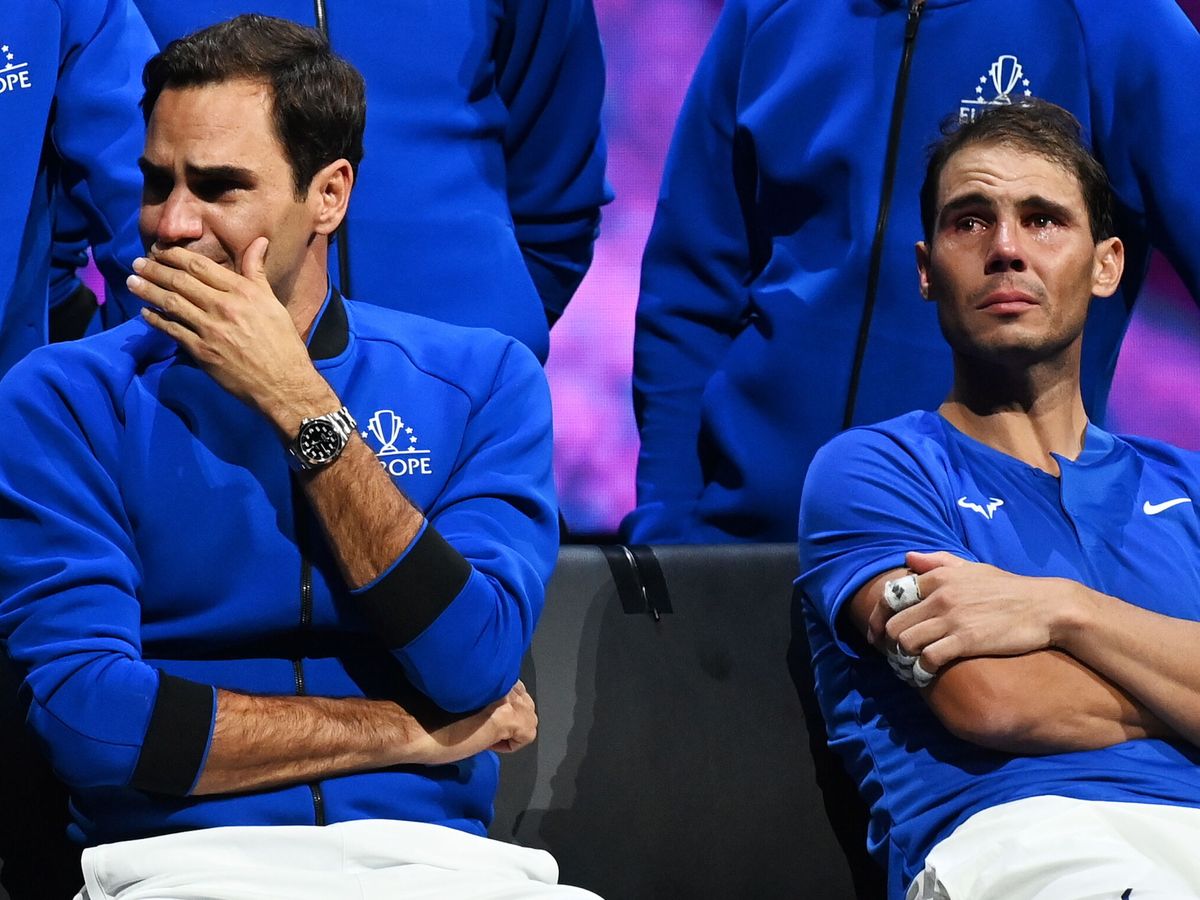 Foto: Roger Federer y Rafa Nadal, en la despedida del helvético. (EFE/Andy Rain)