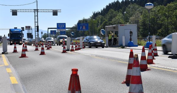 Foto: Policías fronterizos realizan controles en la frontera entre Salzburgo (Austria) y Múnich (Alemania). (EFE)