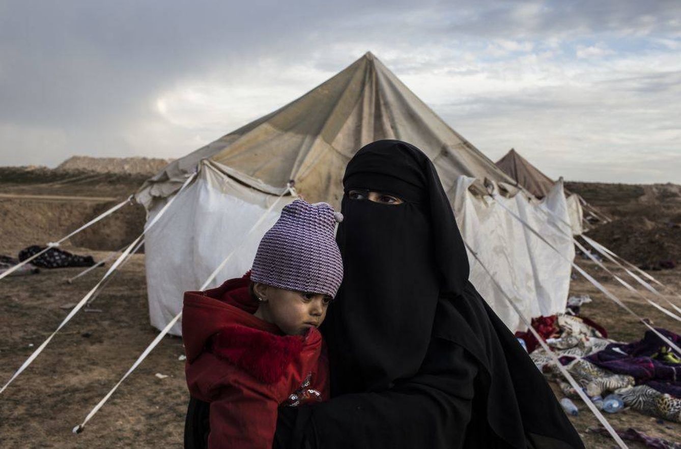 Lina, de 17 años, sostiene uno de sus hijos en brazos en el campo de desplazados donde han llegado huyendo de los combates en Baghuz. (J.M. López)