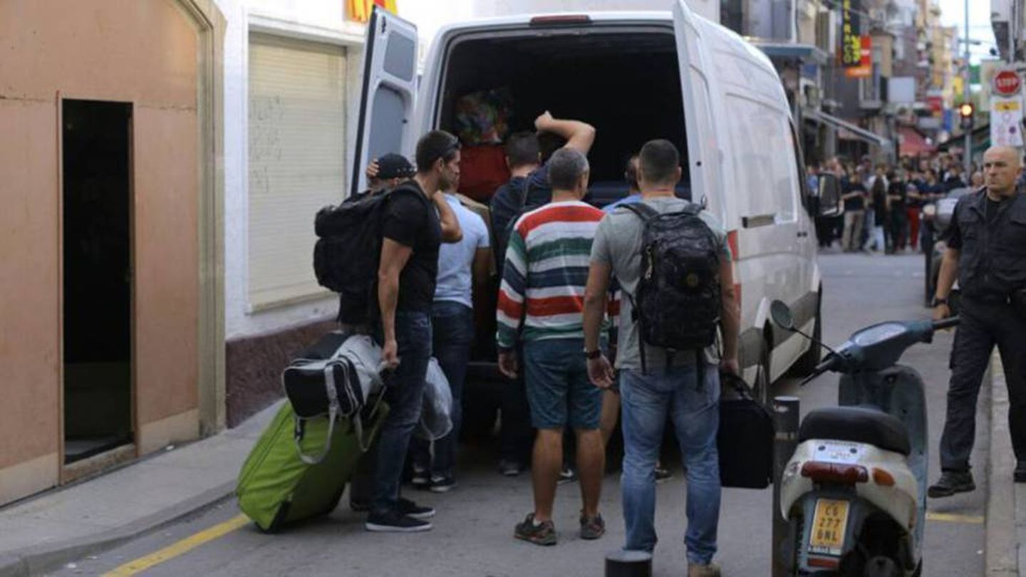 Guardias civiles abandonan el hotel Vila de Calella tras ser expulsados en octubre. (Atlas)