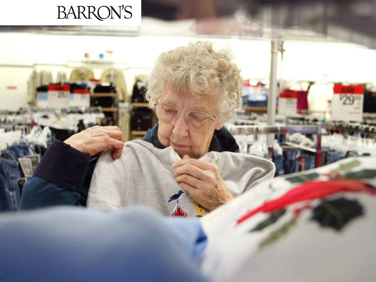 Foto: Una mujer compra ropa en un supermercado. (Getty Images/Tim Boyle).