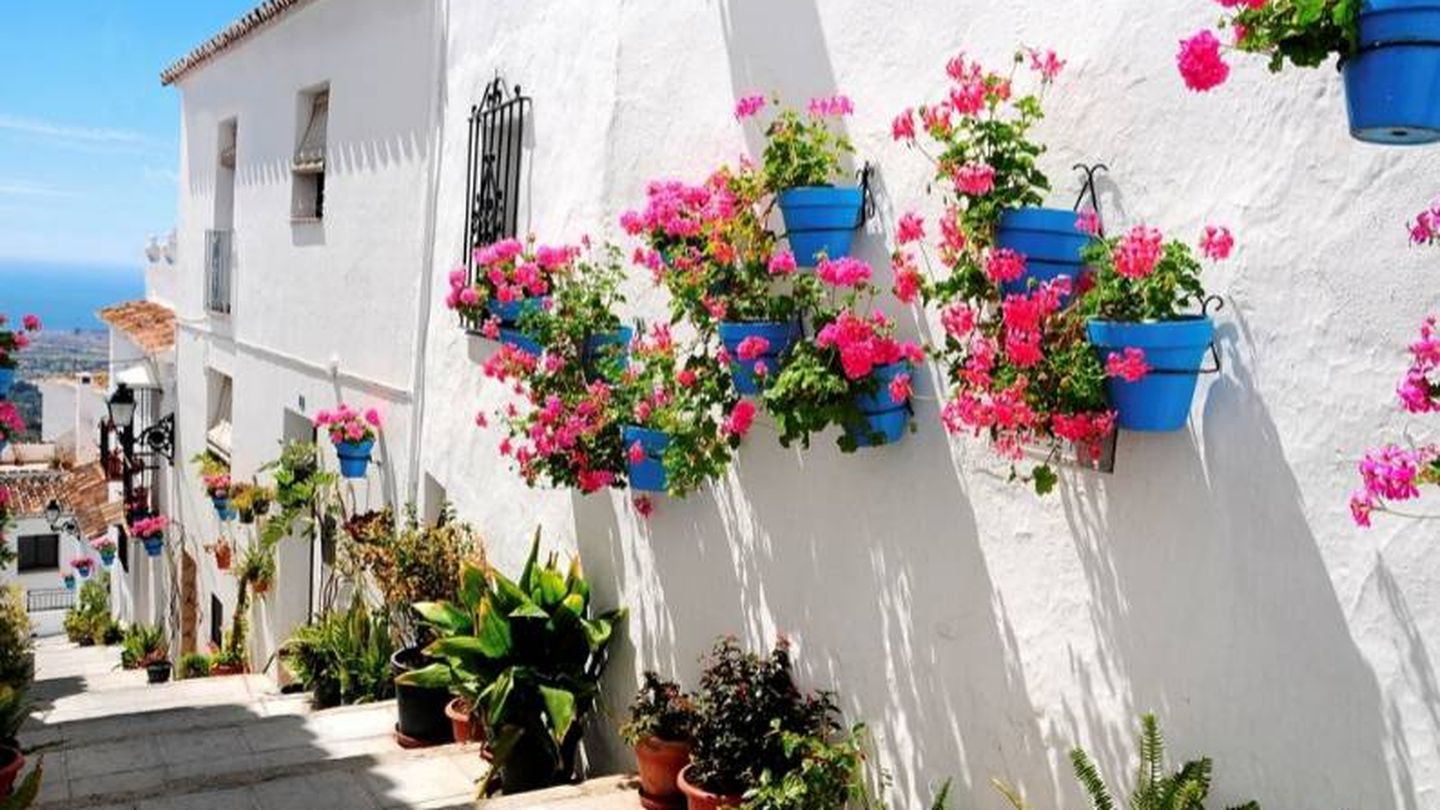 Las fachadas adornadas con geranios son marca de la casa. (Foto: Turismo Mijas)