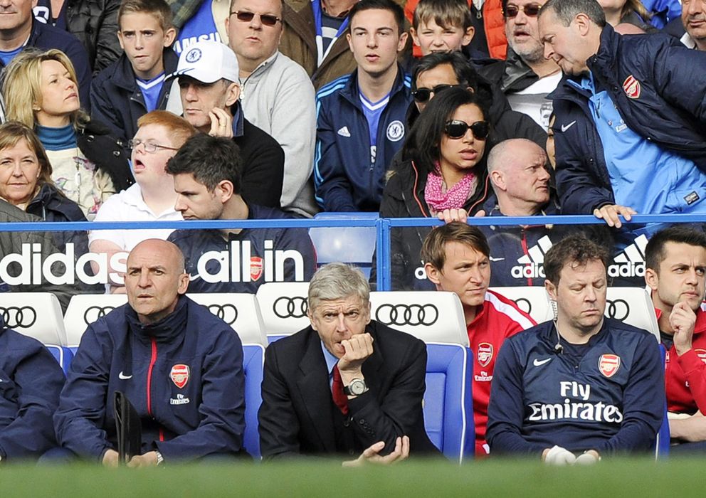 Foto: Gesto de circunstancias del banquillo del Arsenal, con Wenger en el centro, durante el encuentro ante el Chelsea. (Efe) 