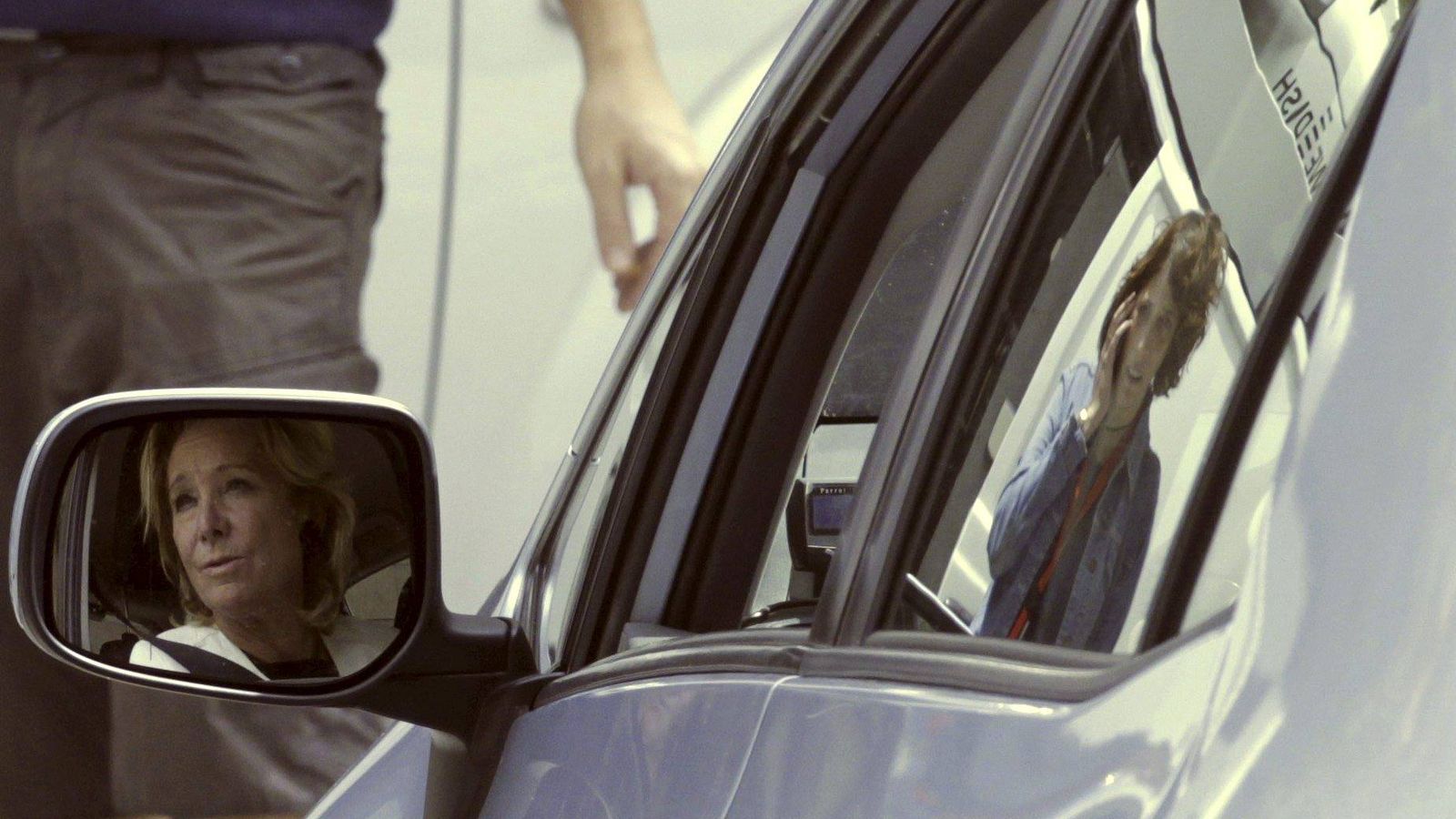Foto: Esperanza Aguirre se refleja en el espejo retrovisor exterior de su coche. (EFE)